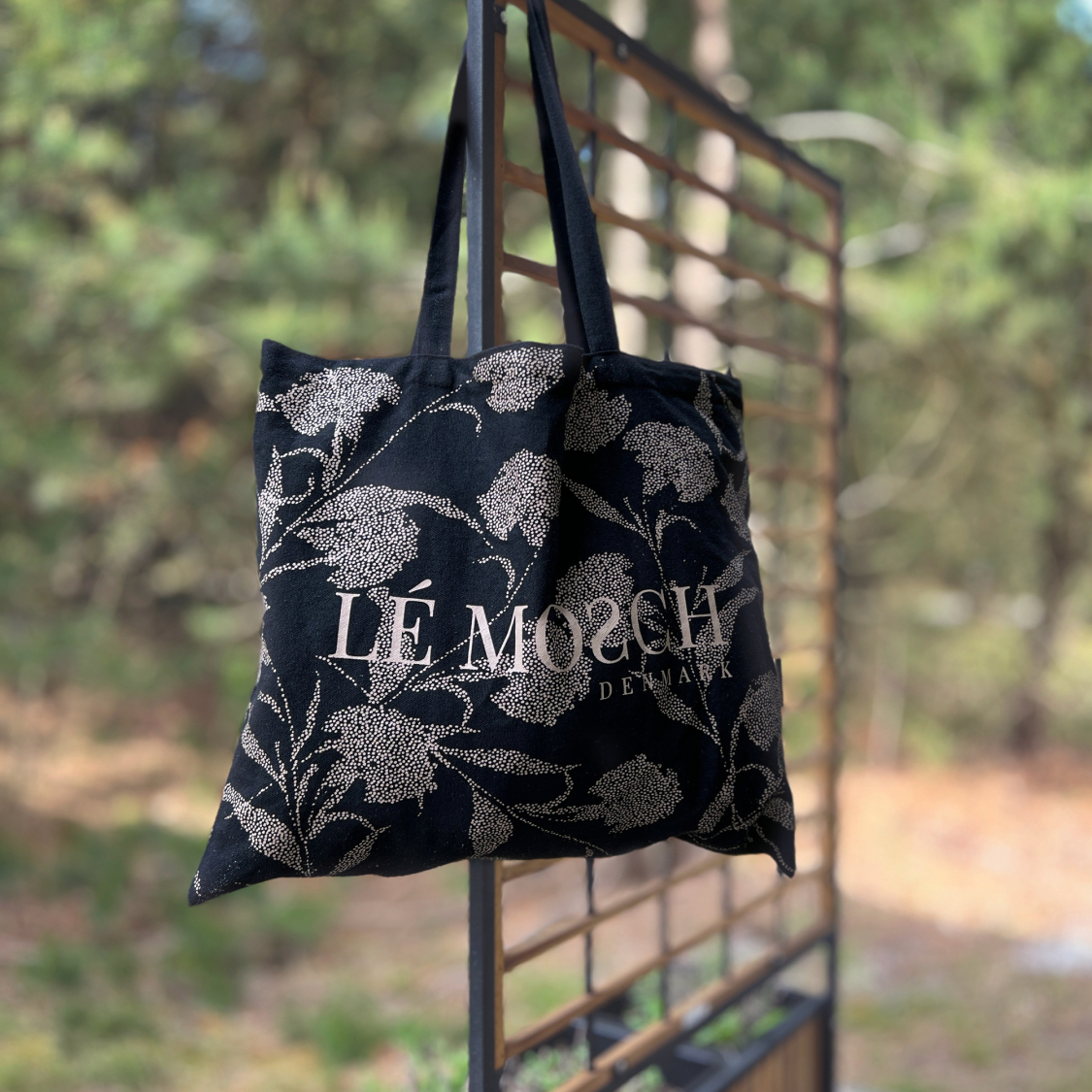 LE MOSCH logo taske Sort Nougat. Logo tasken er lavet af kraftig canvas og med stor hank. Vi forsøger at reducerer behovet for engangsplastik ved at tilbyde en holdbar alternativ til plastikposen.