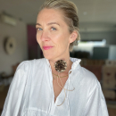 Petit Satin Blomst I Mocca 6,5 cm Fra le mosch