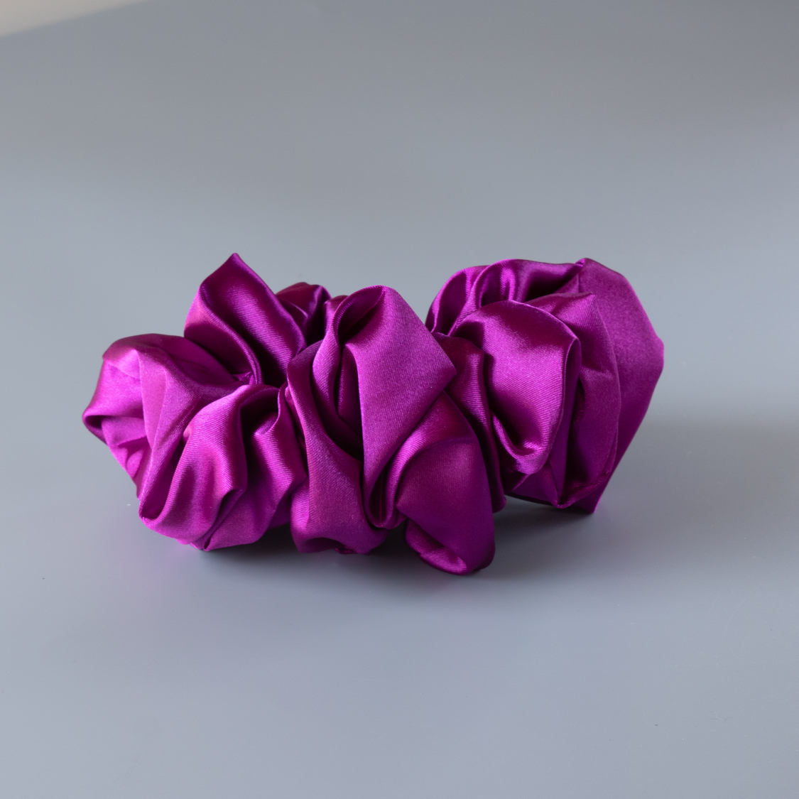 Silk MEGA Scrunchie i festival Fuchsia fra LÉ MOSCH, fyldig og blank scrunchie, stor smuk scrunchie, 