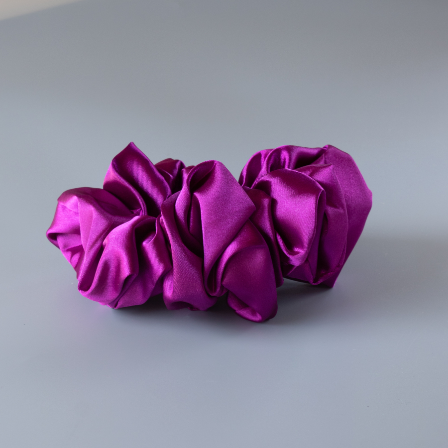 Silk MEGA Scrunchie i festival Fuchsia fra LÉ MOSCH, fyldig og blank scrunchie, stor smuk scrunchie, 