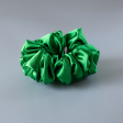 Silk MEGA Scrunchie i Grøn fra le mosch