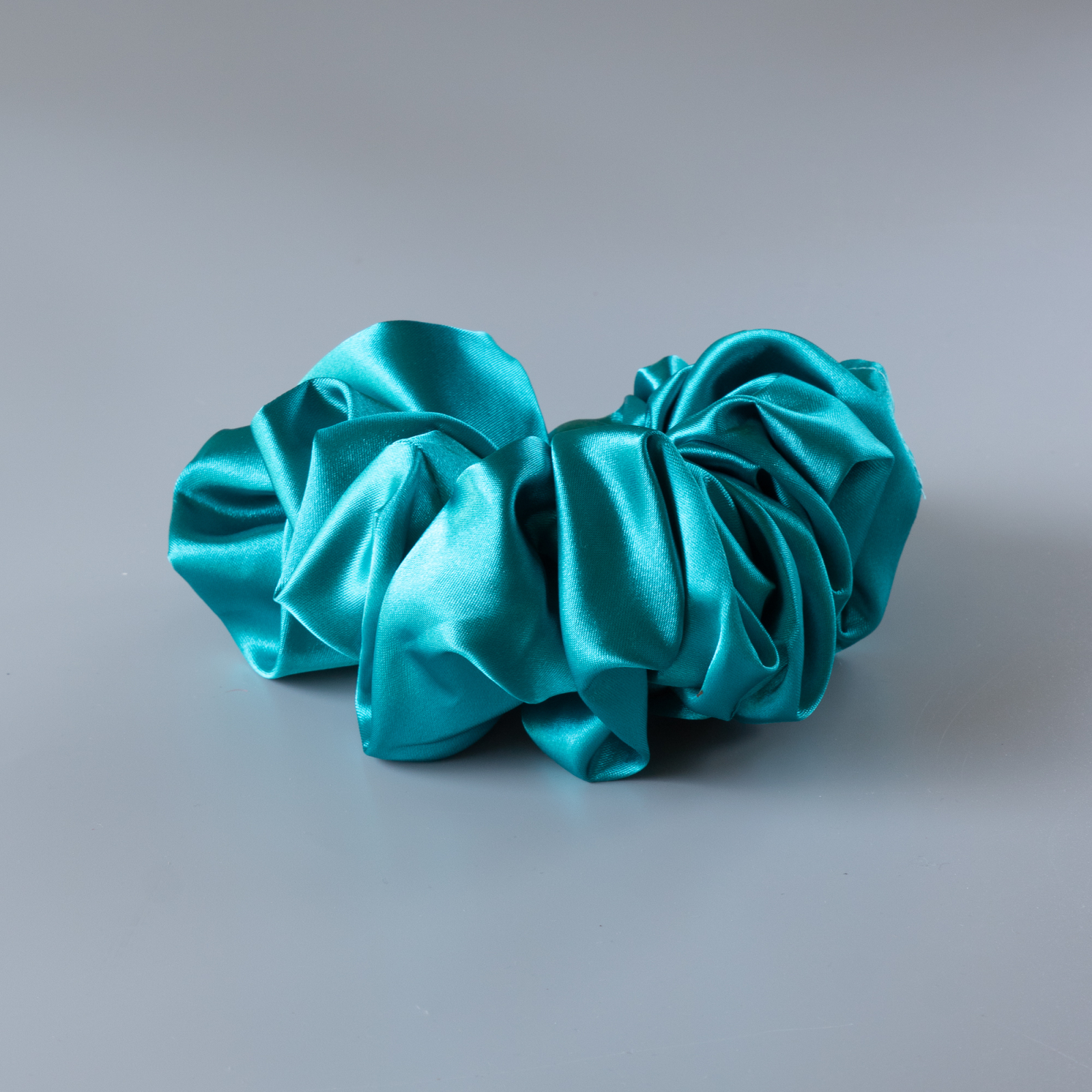 Silk MEGA Scrunchie i Petrolium fra le mosch