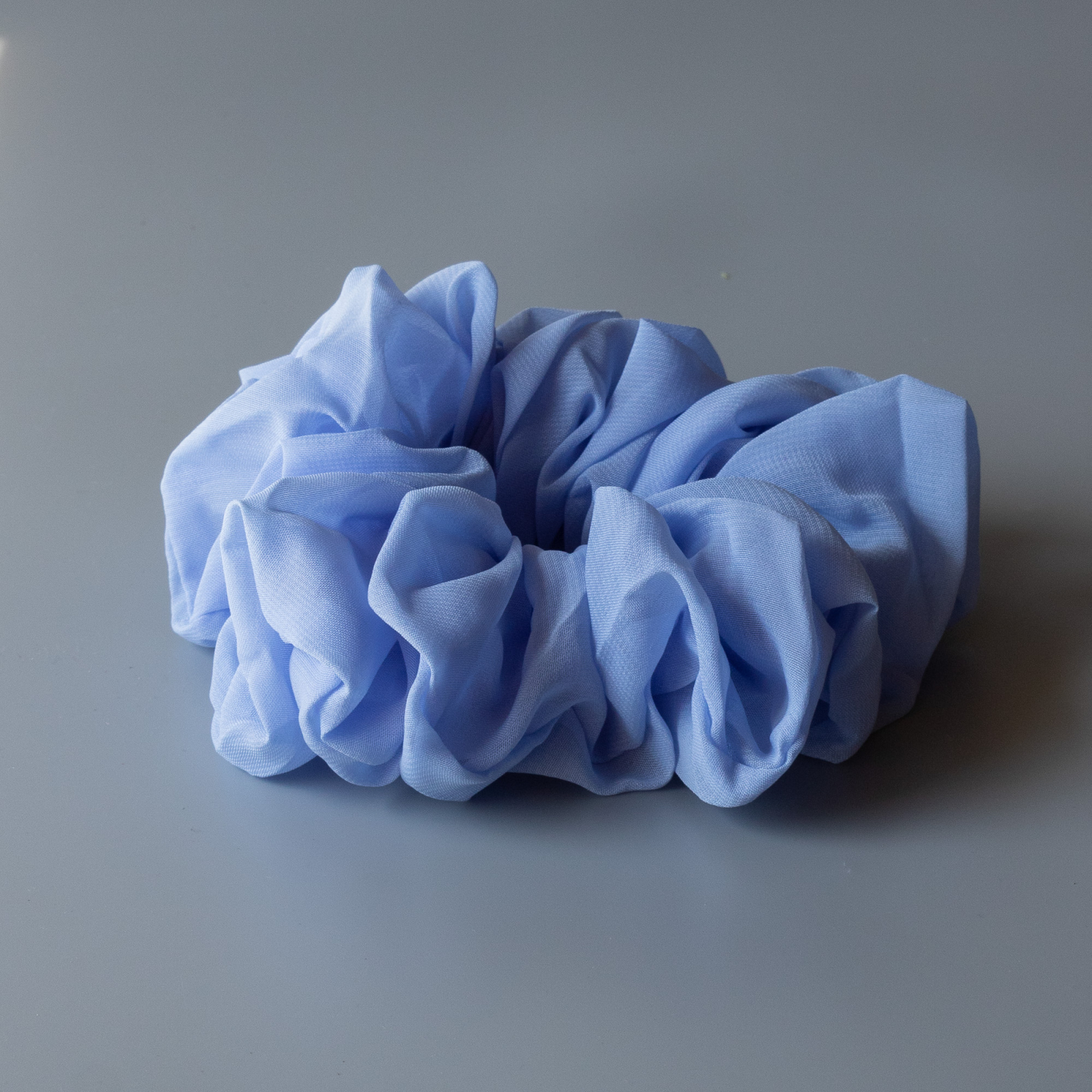 Pi MEGA Scrunchie i Lys Blå fra le mosch