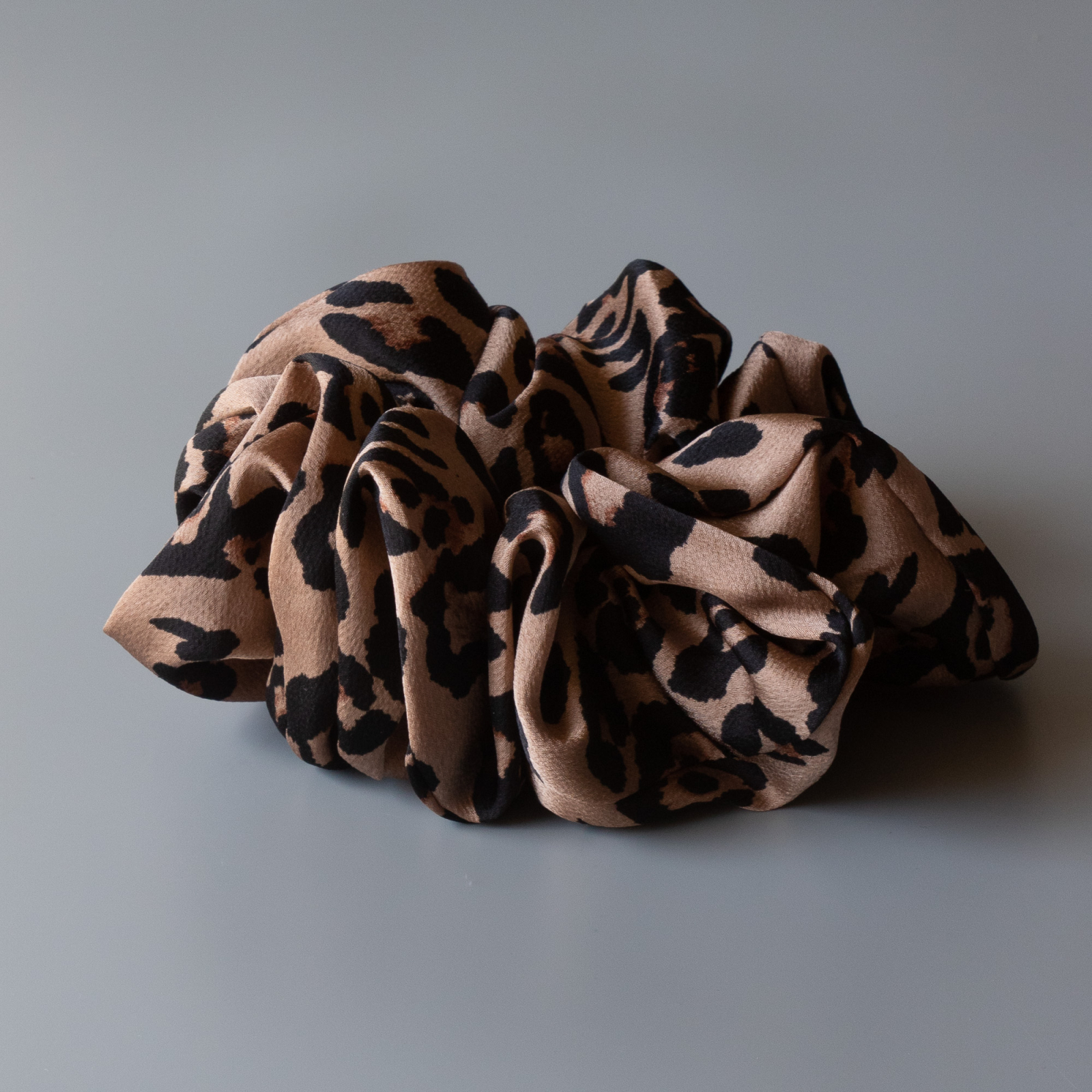 Animal MEGA Scrunchie i Leo fra le mosch