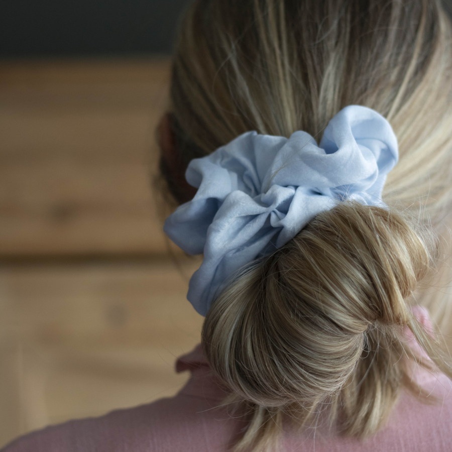 Bella MEGA Scrunchie i Lys Blå fra le mosch