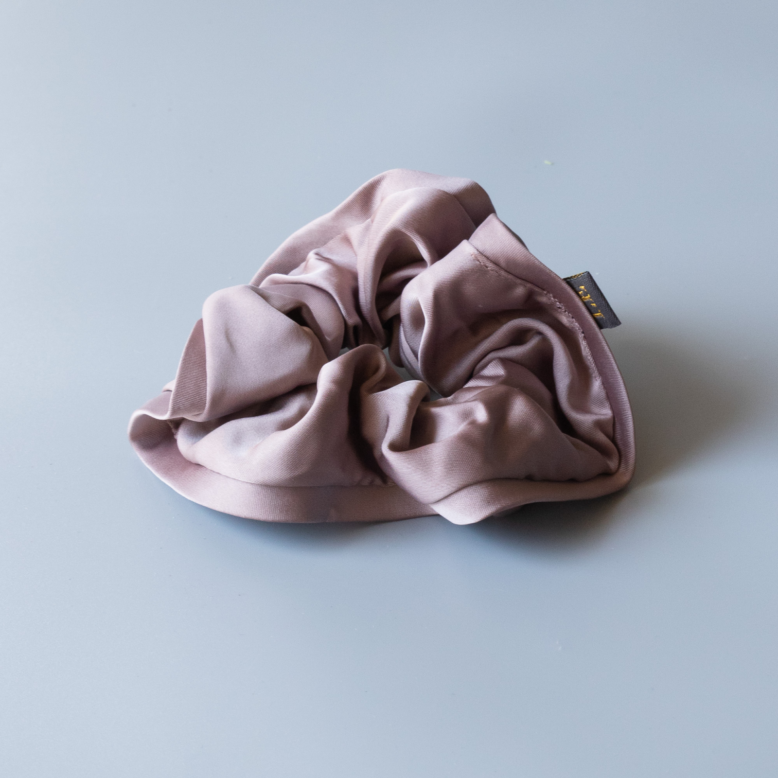 Clive MEGA Scrunchie i Latte fra le mosch