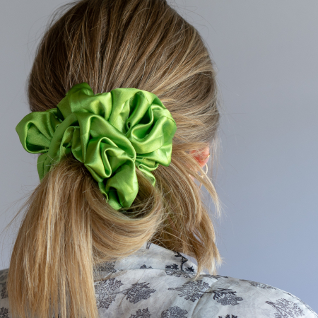 Silk MEGA Scrunchie i Lys GrÞn. Scrunchie som er stÞrre end almindelig scrunchies og som bÄde kan bruges i hÄret men ogsÄ om hÄndledet som en ekstra udsmykning.