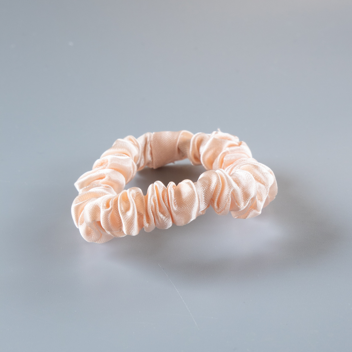 Lula Petit Scrunchie no 105 i Pale Peach fra le mosch