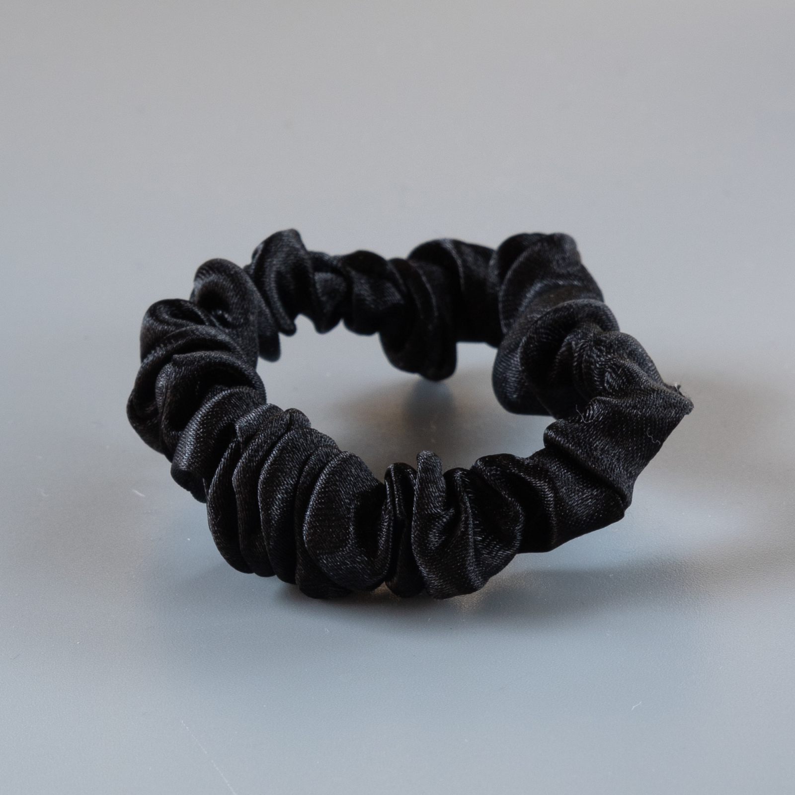 Lula Petit Scrunchie no 25 i Sort fra le mosch