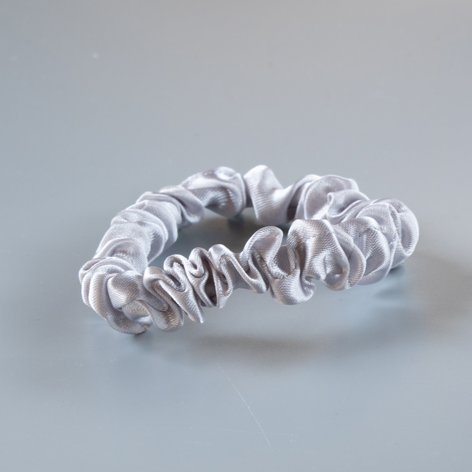 Lula Petit Scrunchie no 210 i Grå fra le mosch
