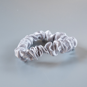 Lula Petit Scrunchie no 210 i Grå fra le mosch Lula Petit Scrunchie no 210 i Grå fra le mosch