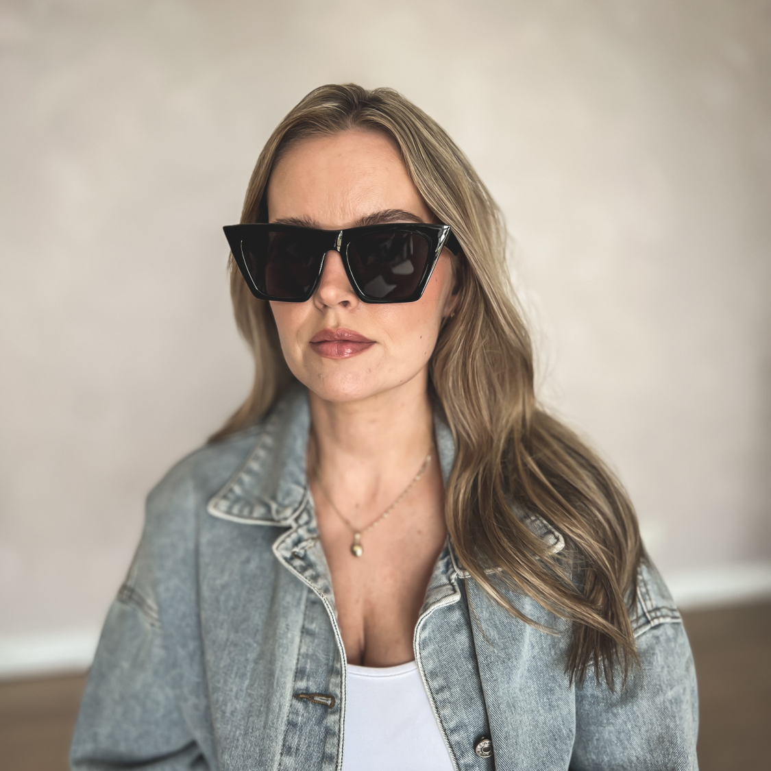 Mille Cateye solbriller i Sort fra le mosch