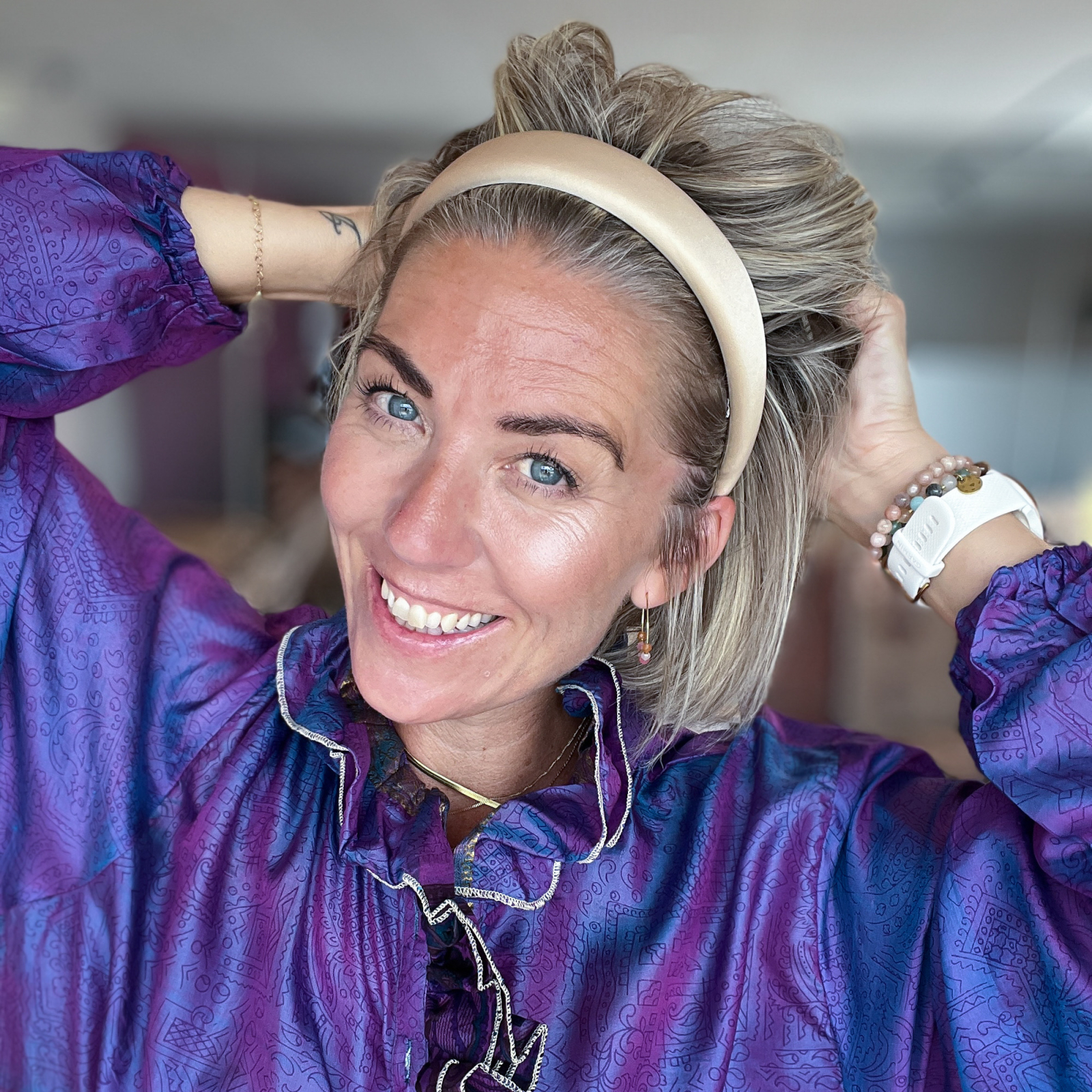 Lisbeth hårbøjle i Beige fra le mosch