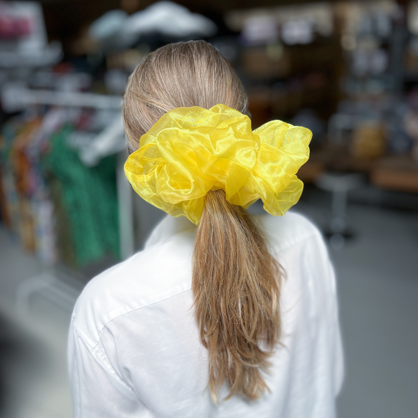 Organza Giga Scrunchie i Gul fra le mosch