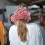 Organza Giga Scrunchie i Pudder fra le mosch