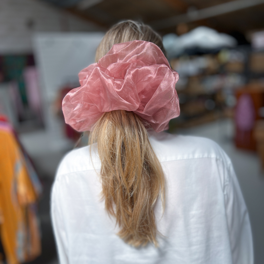 Organza Giga Scrunchie i Pudder fra le mosch