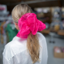 Organza Giga Scrunchie i Fuchsia fra le mosch Organza Giga Scrunchie i Fuchsia fra le mosch