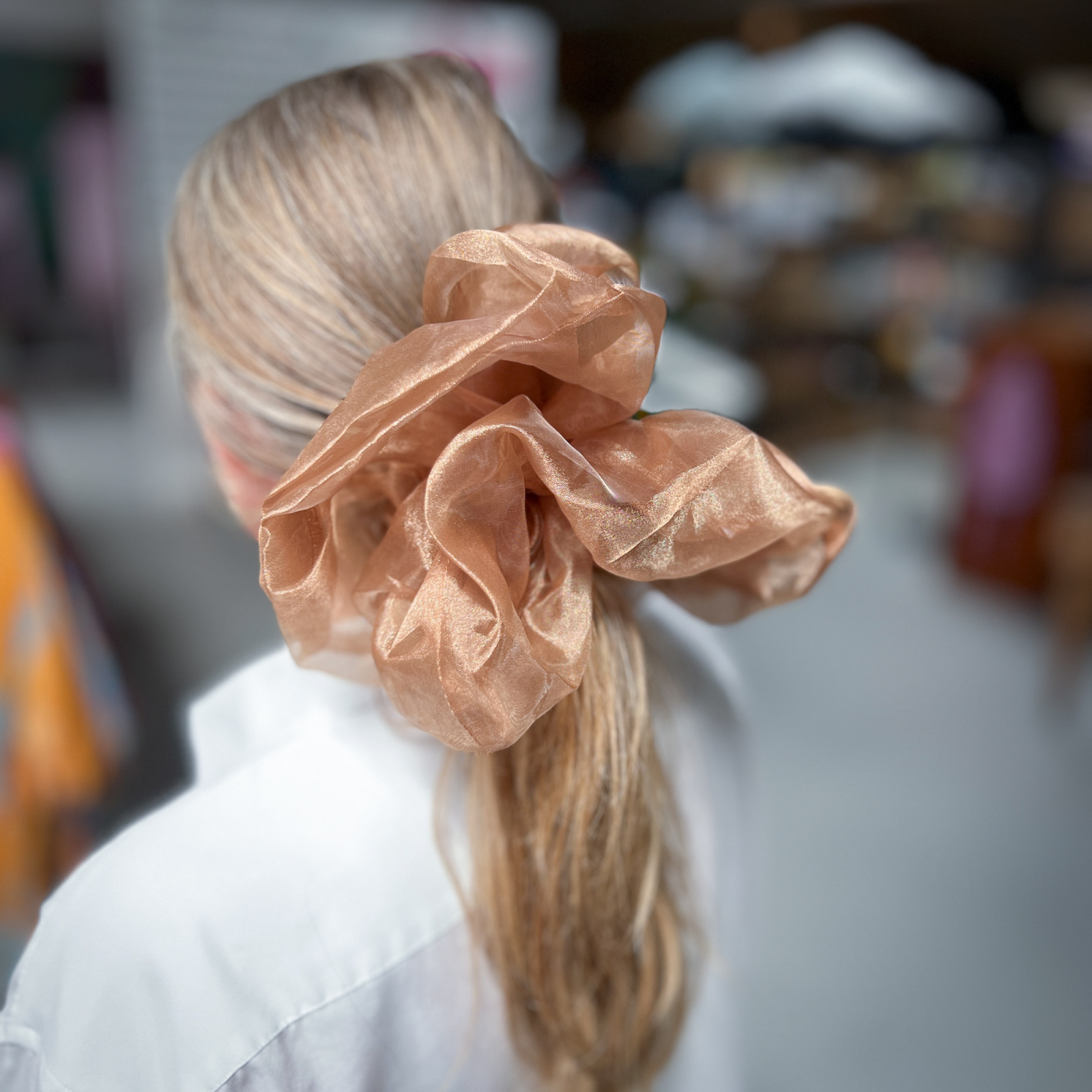 Organza Giga Scrunchie i Nougat fra le mosch