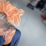 Organza Giga Scrunchie i Peach fra le mosch