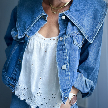 Alba kort denim jakke med krave fra LÉ MOSCH, skøn og anvendelig denimjakke, anderledes og feminin denim jakke, 