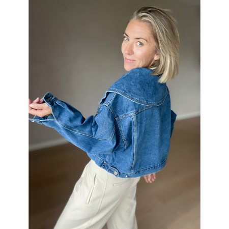 Alba kort denim jakke med krave fra LÉ MOSCH, skøn og anvendelig denimjakke, anderledes og feminin denim jakke,