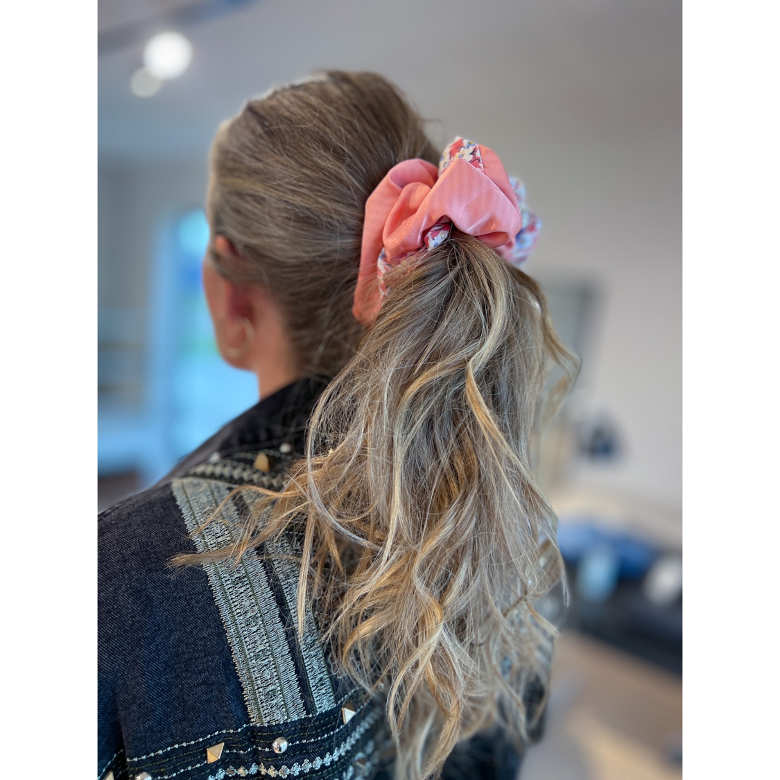 Sally MEGA Scrunchie i Peach fra le mosch