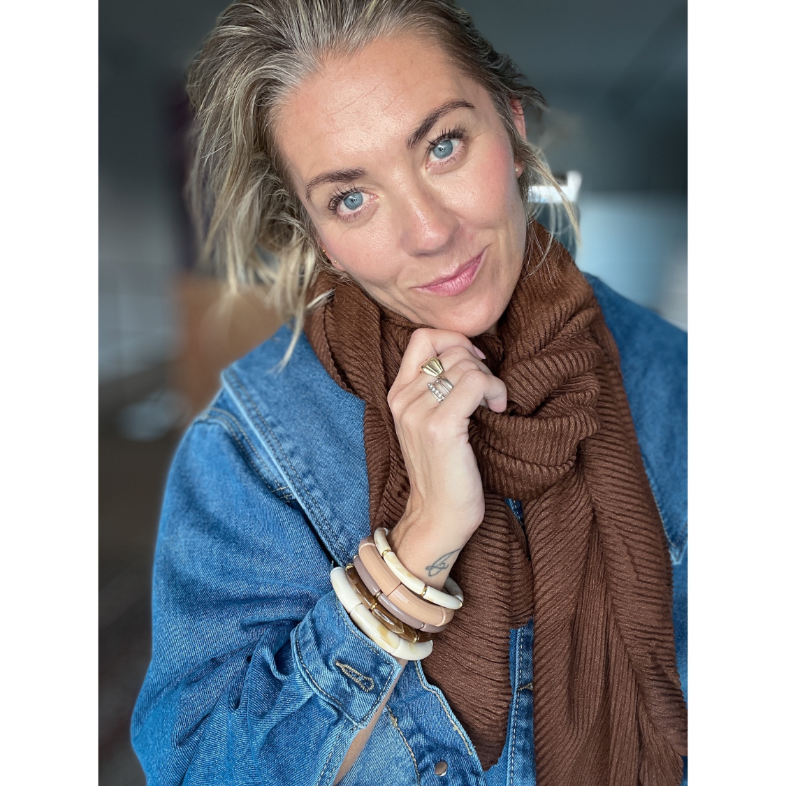 Kelly Tørklæde i Brun fra LÉ MOSCH, dejligt riflet tørklæde, 