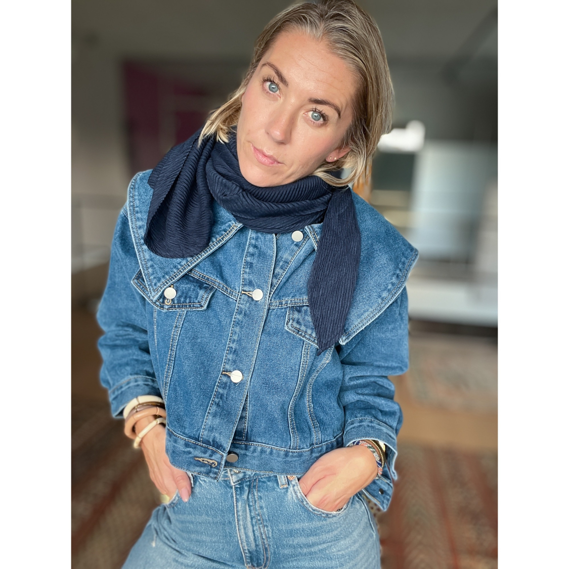 Kelly Tørklæde i Navy fra LÉ MOSCH, dejligt og anvendeligt tørklæde,