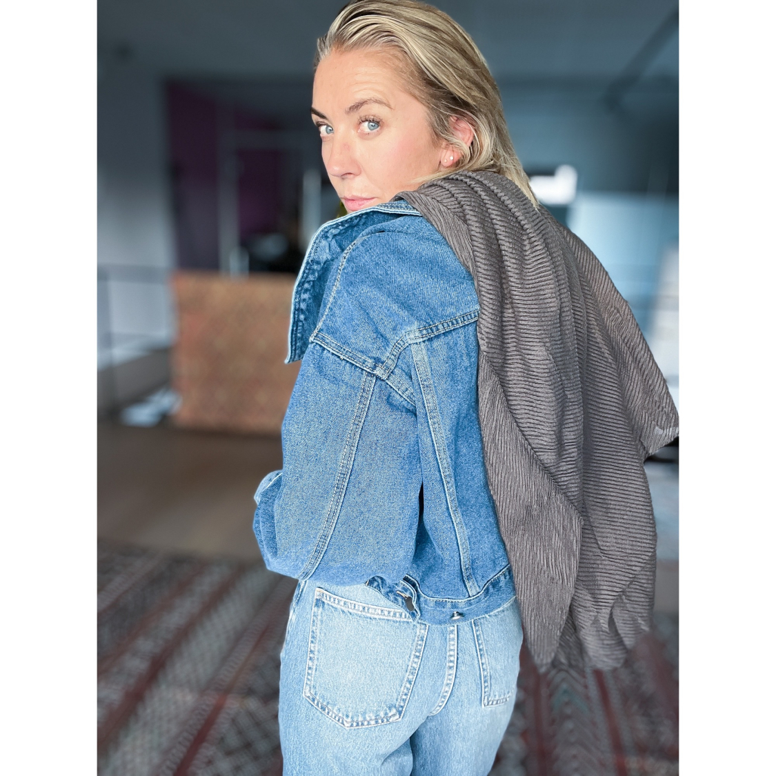 Kelly Tørklæde i Grå fra le mosch