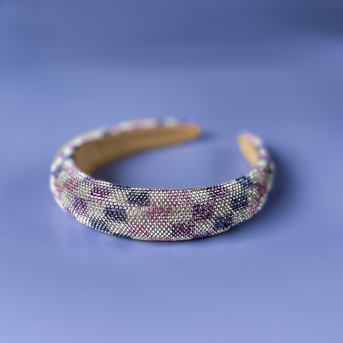 Simi hårbøjle med rhinsten i CHECK LILLA fra le mosch