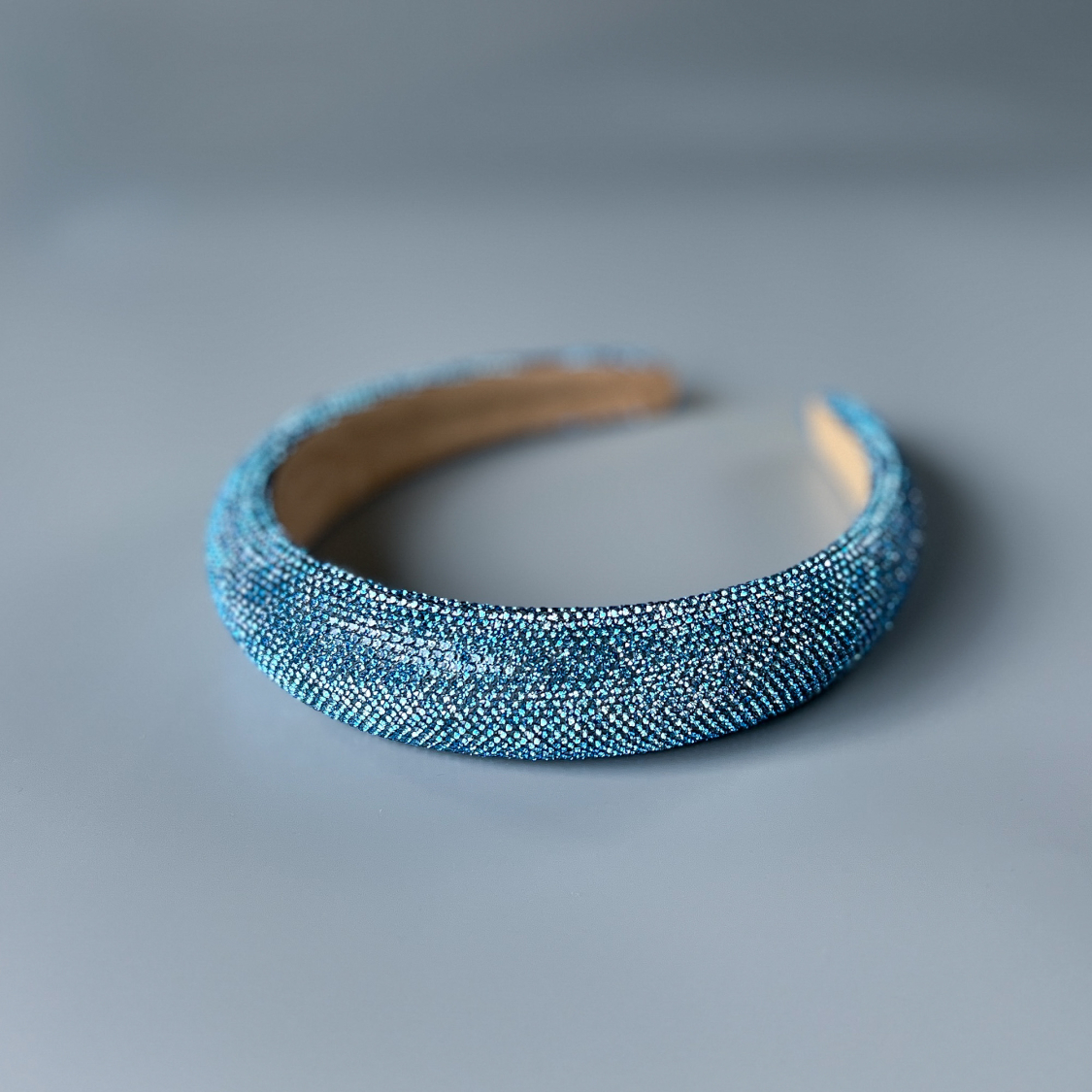 Simi hårbøjle med rhinsten i BLÅ fra le mosch