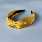 Nadia hårbøjle i Karry Satin fra le mosch