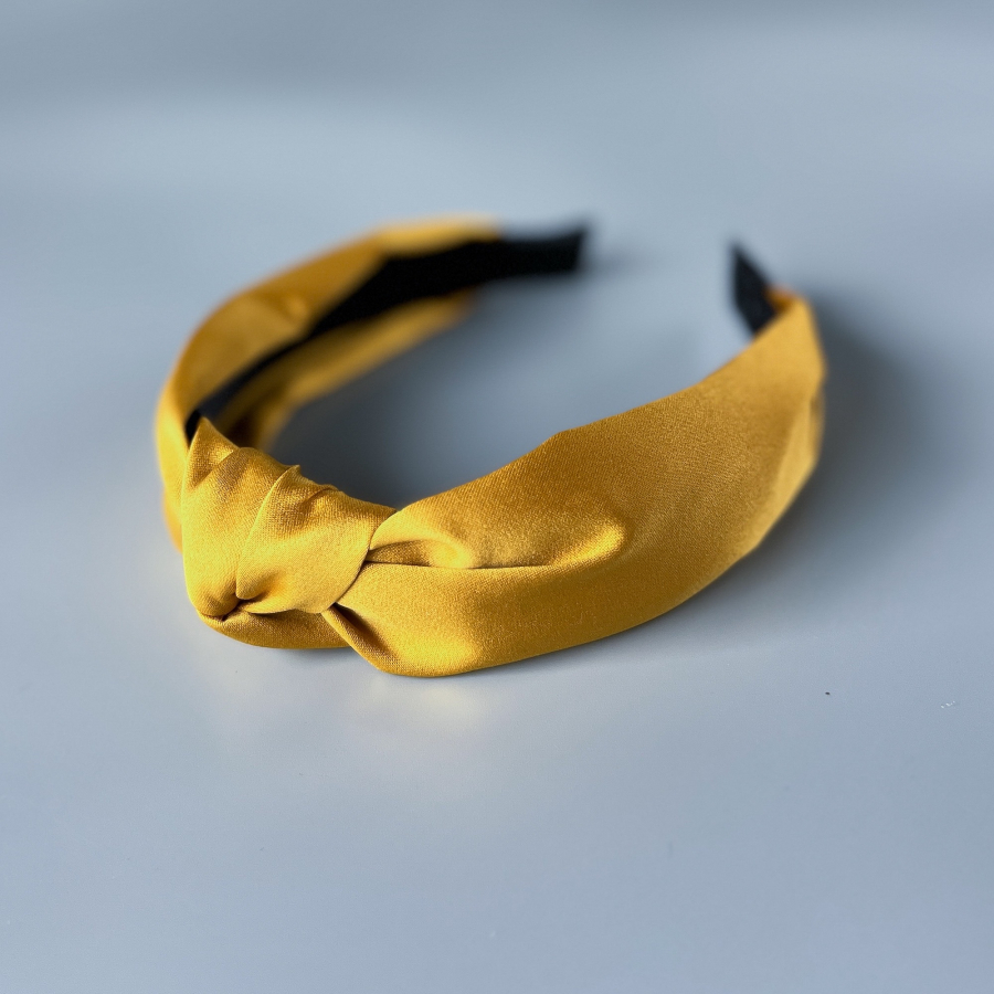 Nadia hårbøjle i Karry Satin fra le mosch