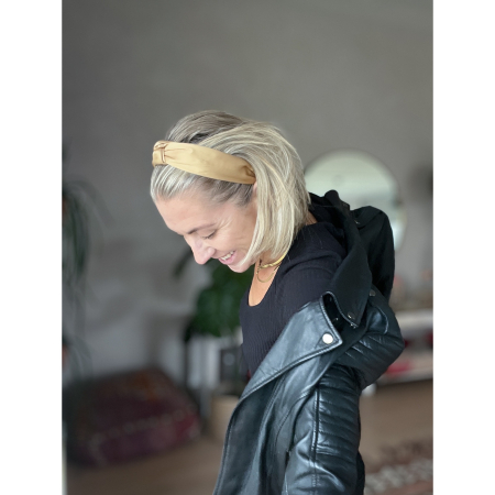 Nadia hårbøjle i Latte Satin fra le mosch