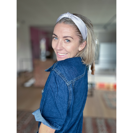 Nadia hårbøjle i Grå Satin fra le mosch