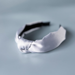 Nadia hårbøjle i Grå Satin fra le mosch