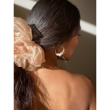 Maja Hoops med hvid pearl shell chip fra le mosch