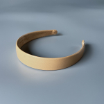 Maj hårbøjle i Beige - flad hårbøjle med PU fra LE MOSCH