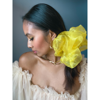 Organza Giga Scrunchie i Gul fra le mosch Organza Giga Scrunchie i Gul fra le mosch