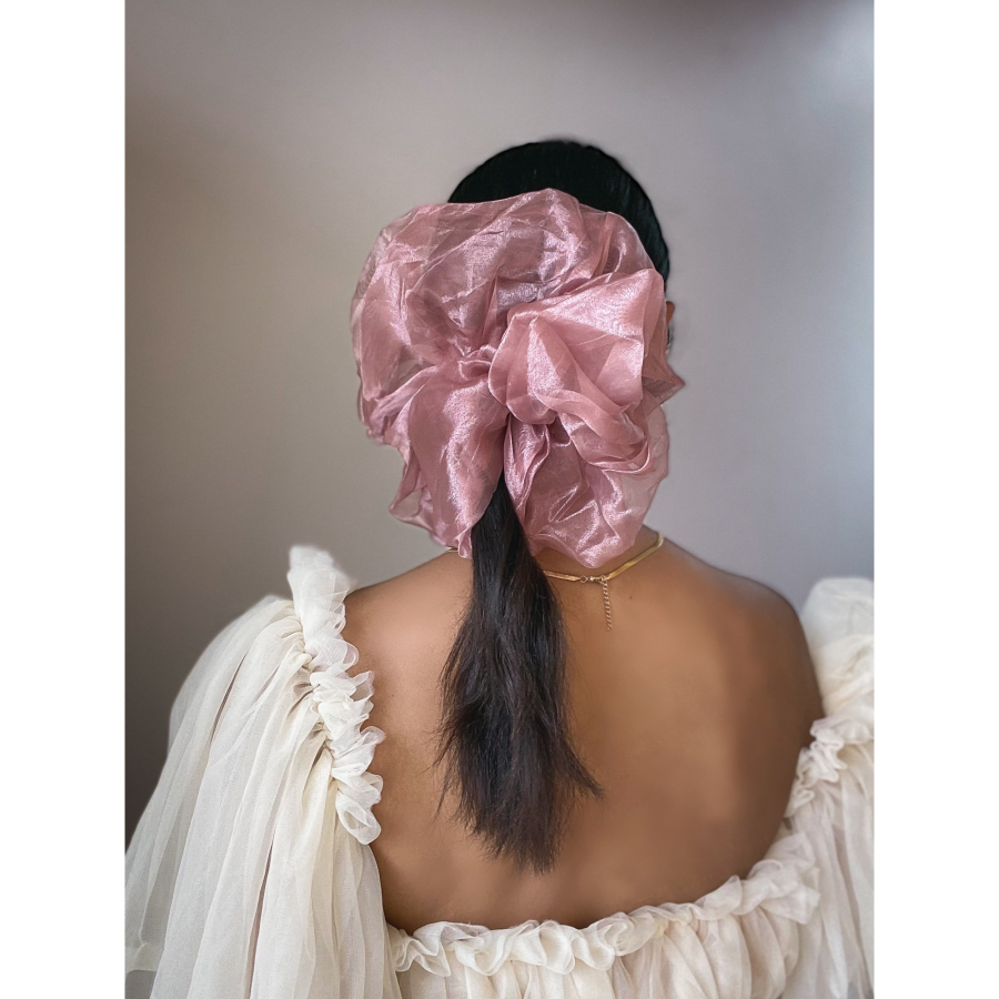 Organza Giga Scrunchie i Pudder fra le mosch