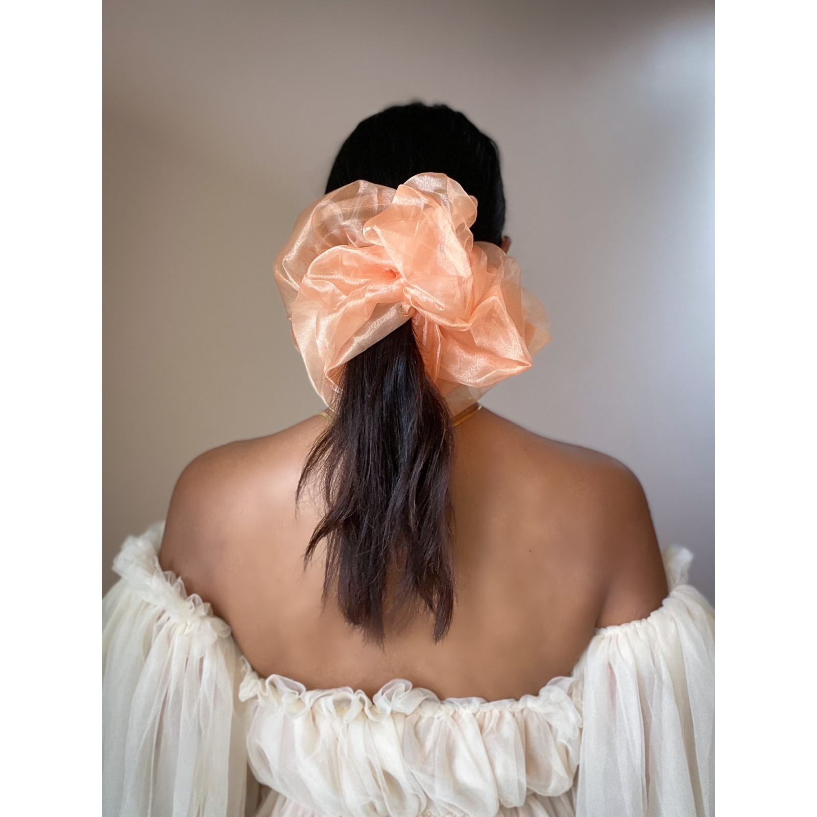 Organza Giga Scrunchie i Peach fra le mosch