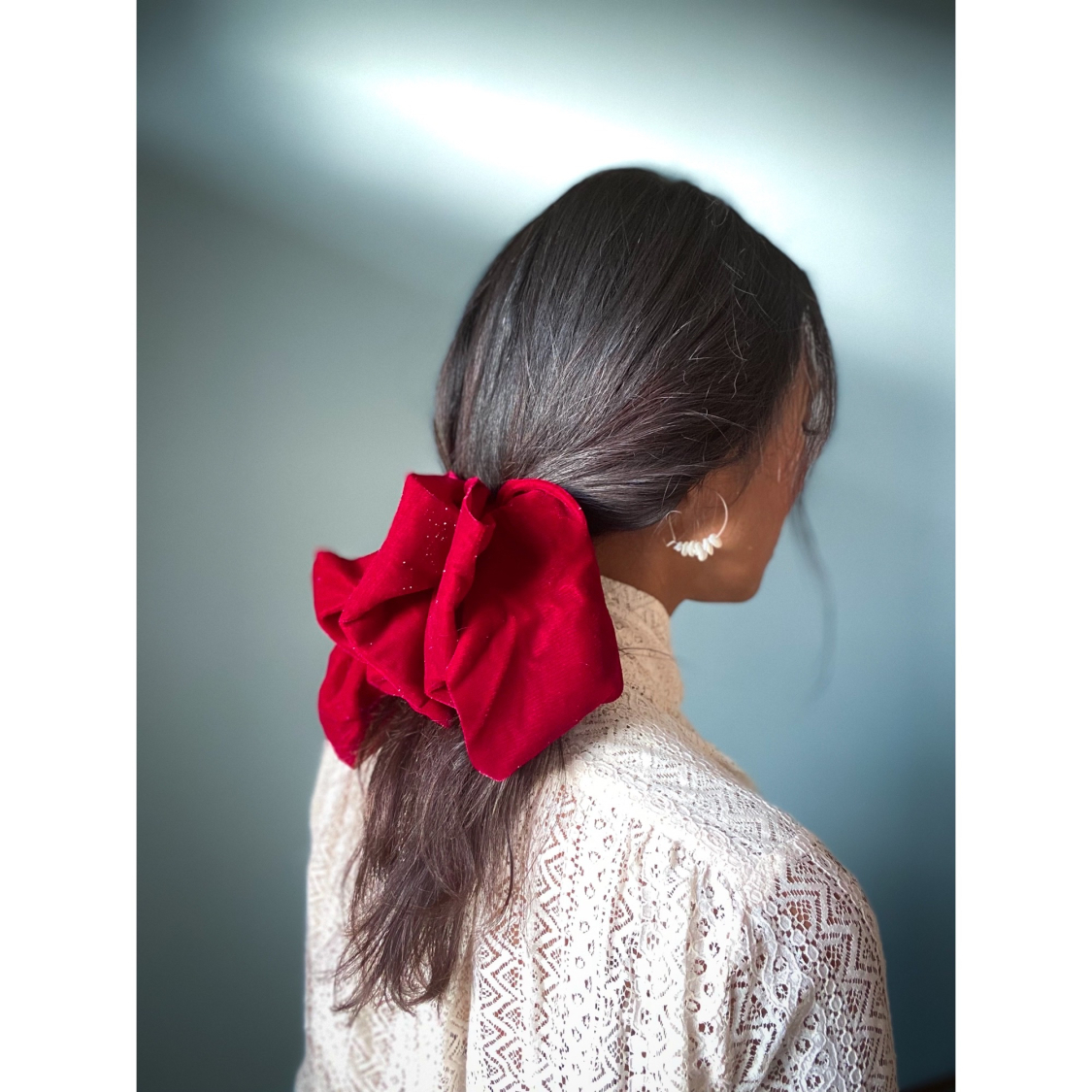 Juliet sløjfe hårspænde i mørkerød velour fra le mosch