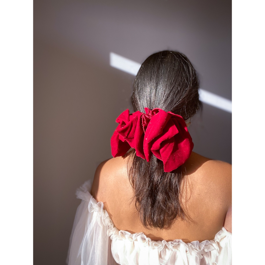 Juliet sløjfe hårspænde i mørk rød velour fra le mosch