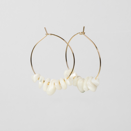 Maja Hoops med hvid pearl shell chip fra le mosch