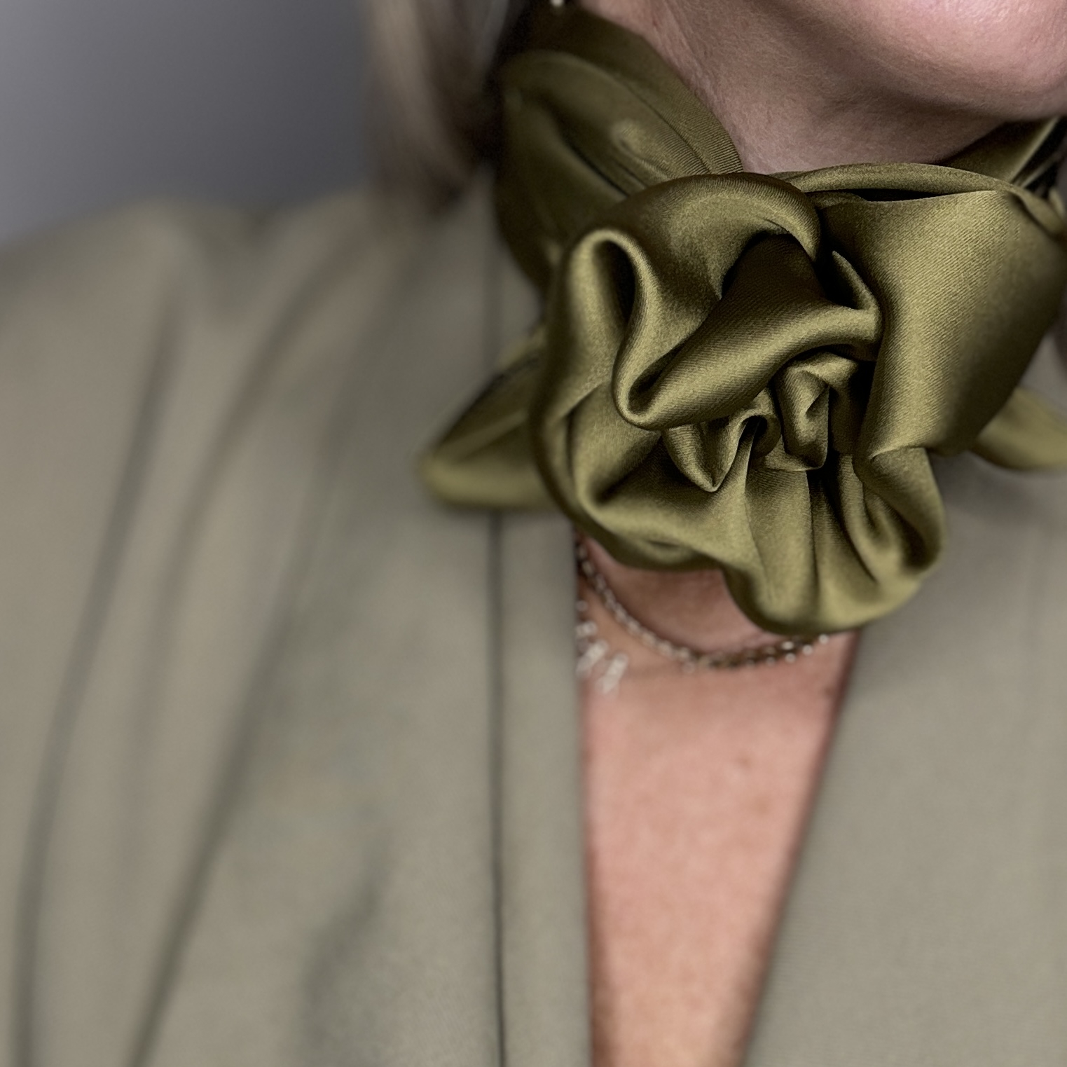 Sonja tørklæde i oliven fra le mosch