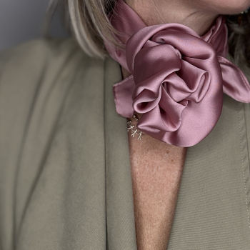 Sonja satin tørklæde i pudder fra le mosch