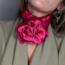 Sonja satin tørklæde i pink fra le mosch Sonja satin tørklæde i pink fra le mosch