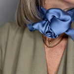 Sonja satin tørklæde i støvet blå fra le mosch