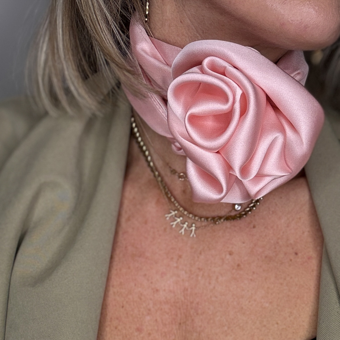 Sonja satin tørklæde i rosa fra le mosch