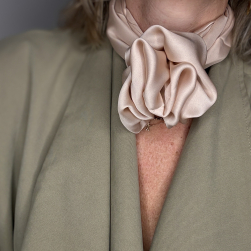Sonja satin tørklæde i nude fra le mosch
